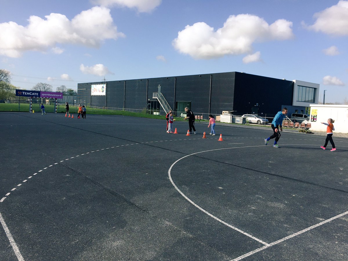 FSvanBerkel's tweet photo. Clinics worden gegeven door #BudoAykac #DOSWK #EHC95 tijdens de #TwentseSportweek. https://t.co/TaYhiiIYly