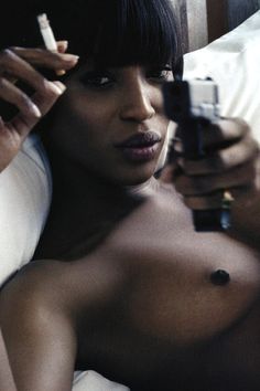 NAOMI CAMPBELL CgeKEmAXEAAixtk