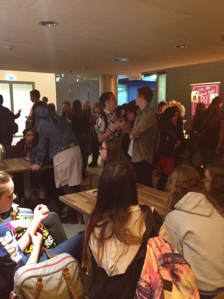 Het is al goed druk in <a href="/TiVre_Utrecht/">TivoliVredenburg</a>! #DagvdJongeJury