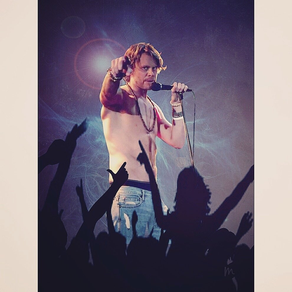 DeeksAddiction's tweet photo. Yum. Deeks singing. Well..almost deeks haha 😆 https://t.co/8zQHd2Oeuw