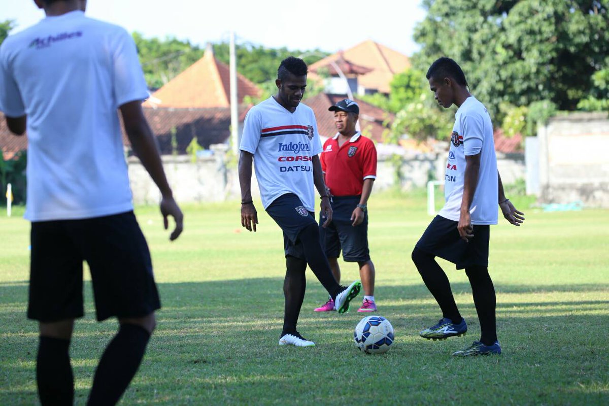 BaliUtd's tweet photo. Berikut suasana latihan tim Bali United di Lapangan Tri Sakti, Legian. Ngiring merapat semeton sareng sami 😊 https://t.co/95rp2W1xny