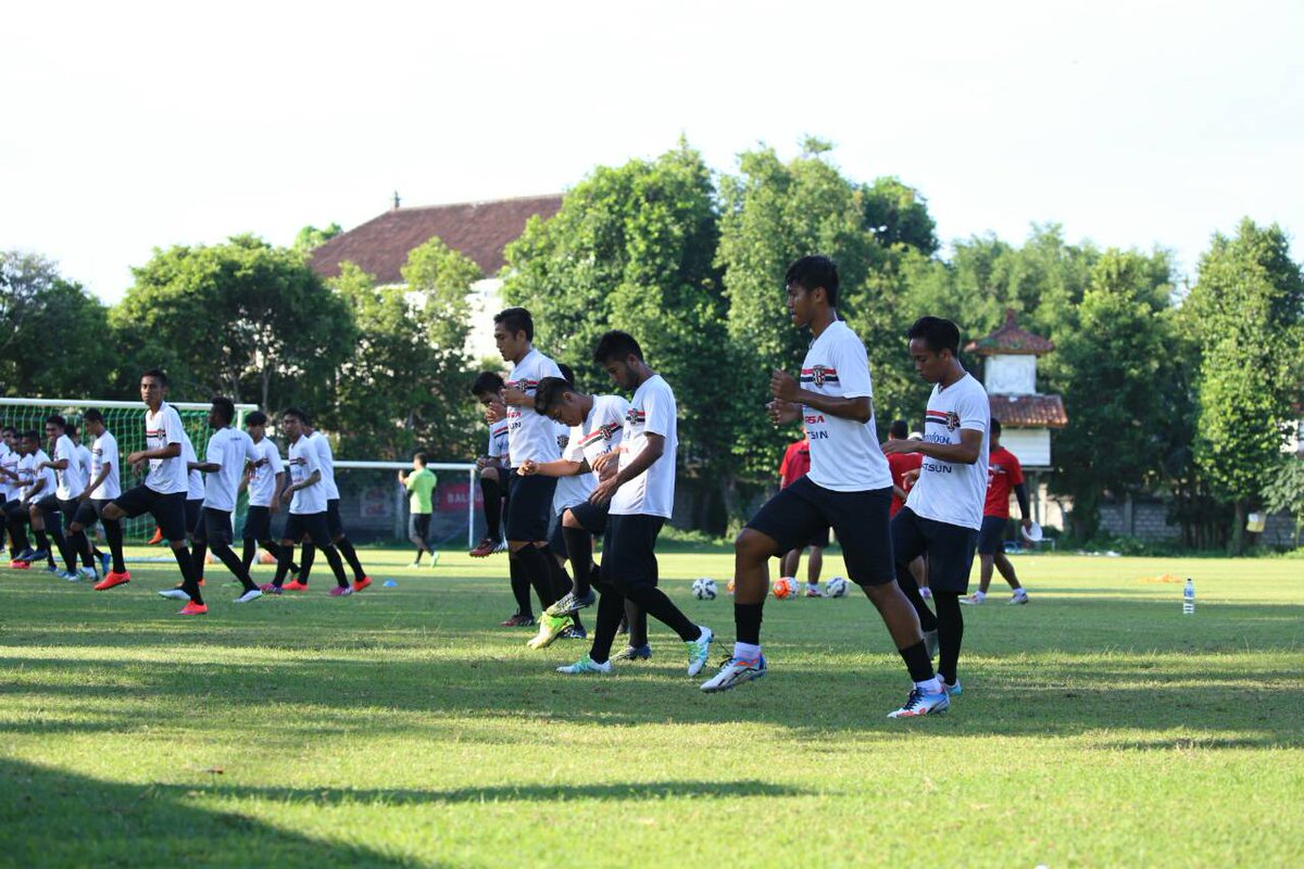 BaliUtd's tweet photo. Berikut suasana latihan tim Bali United di Lapangan Tri Sakti, Legian. Ngiring merapat semeton sareng sami 😊 https://t.co/95rp2W1xny