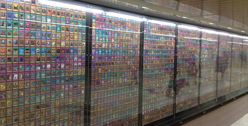 Toutes les cartes #YuGiOh exposées à la gare de Shinjuku à l'occasion du prochain film ! bit.ly/1NAM4TG