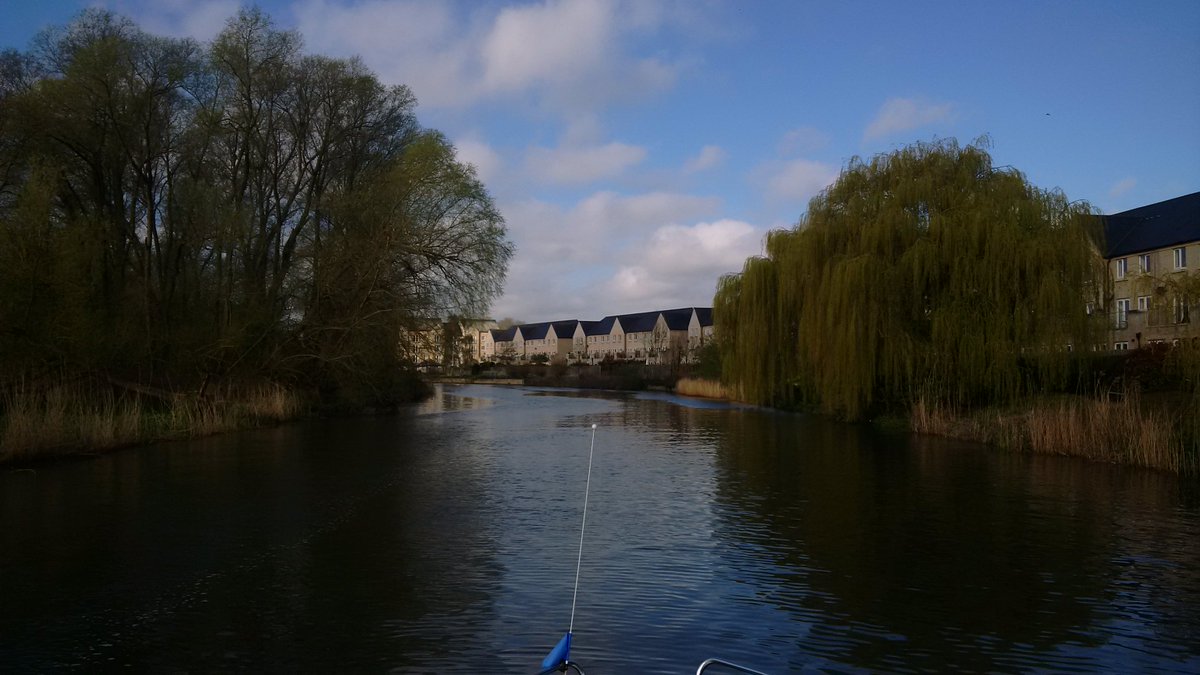 Ang_WaterwaysEA's tweet photo. The sluice channel at #StNeotsLock on the #RiverGreatOuse this morning, moving patrol boat & replacing nav' signs. https://t.co/w8WzKz9V5N