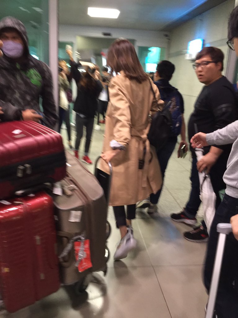 [PIC][20-04-2016]YoonA trở về Hàn Quốc + Đáp chuyến bay sang Nhật Bản dự sự kiện "Louis Vuitton Exhibition" vào chiều nay CgeUR5MXEAE_FQG