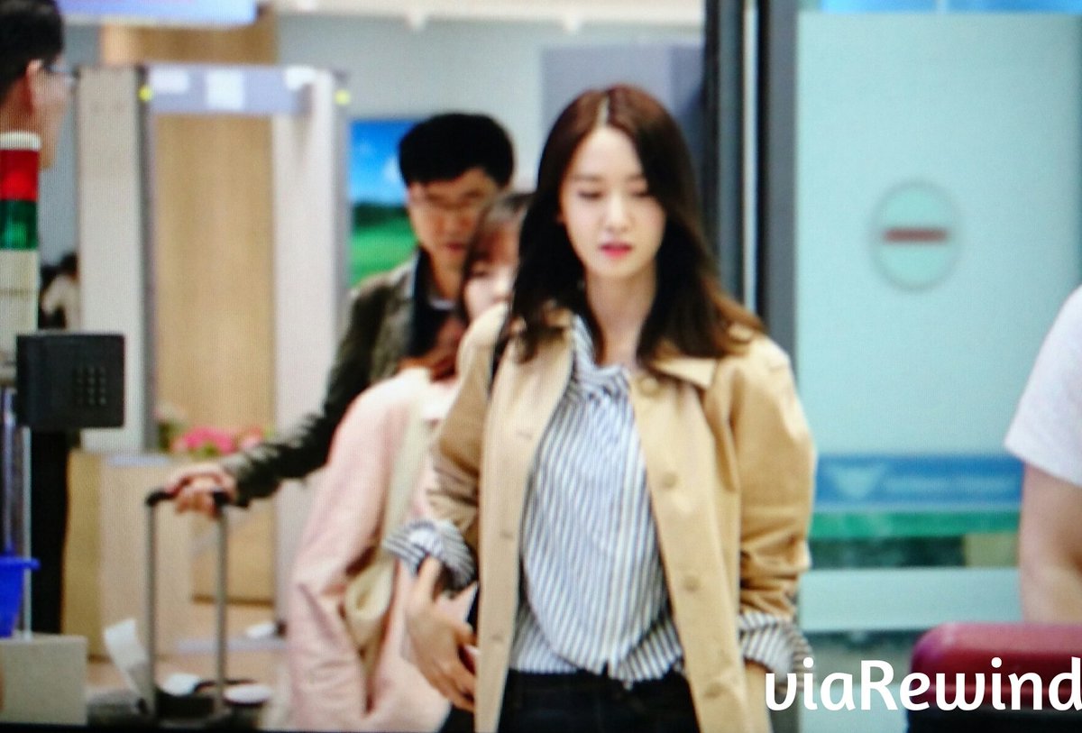 [PIC][20-04-2016]YoonA trở về Hàn Quốc + Đáp chuyến bay sang Nhật Bản dự sự kiện "Louis Vuitton Exhibition" vào chiều nay CgeUwqyWEAE7rXt