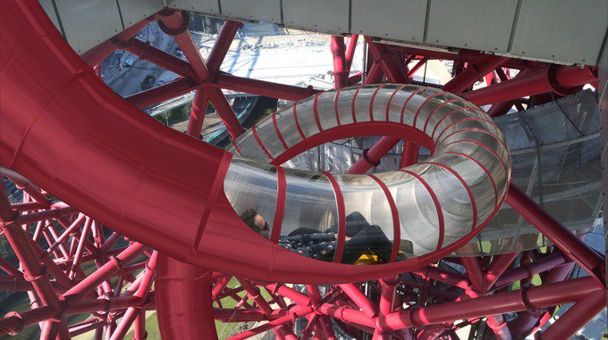 Cestfouca's tweet photo. A #Londres, la tour @AMOrbit se transforme en toboggan géant ! https://t.co/895NBzBwkN #London https://t.co/hHoFIsggie