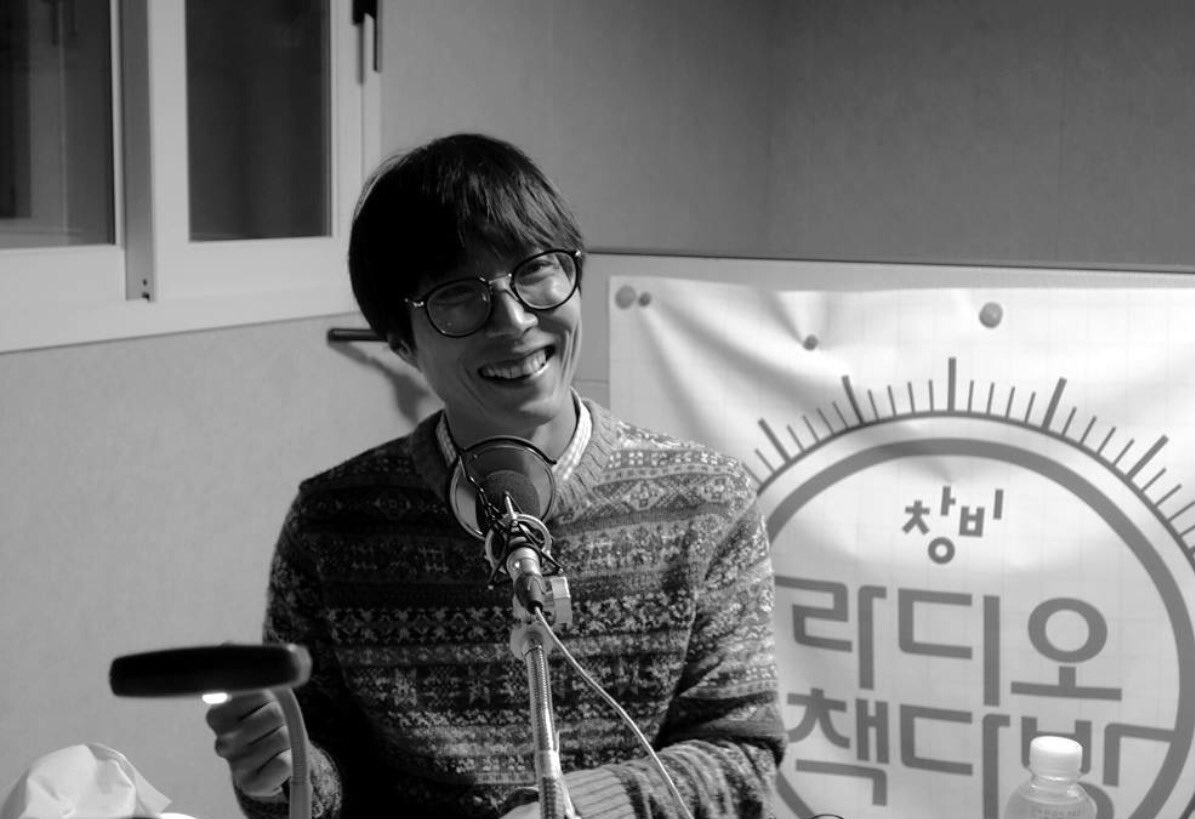sherpa21's tweet photo. 팟캐스트 시시한 다방 이번 회 주인공이 백시인이랍니다. 네, 뫼띠의 마스코트 시인 백상웅입니다. https://t.co/n5NTEItPro https://t.co/XNQ1oPutvI