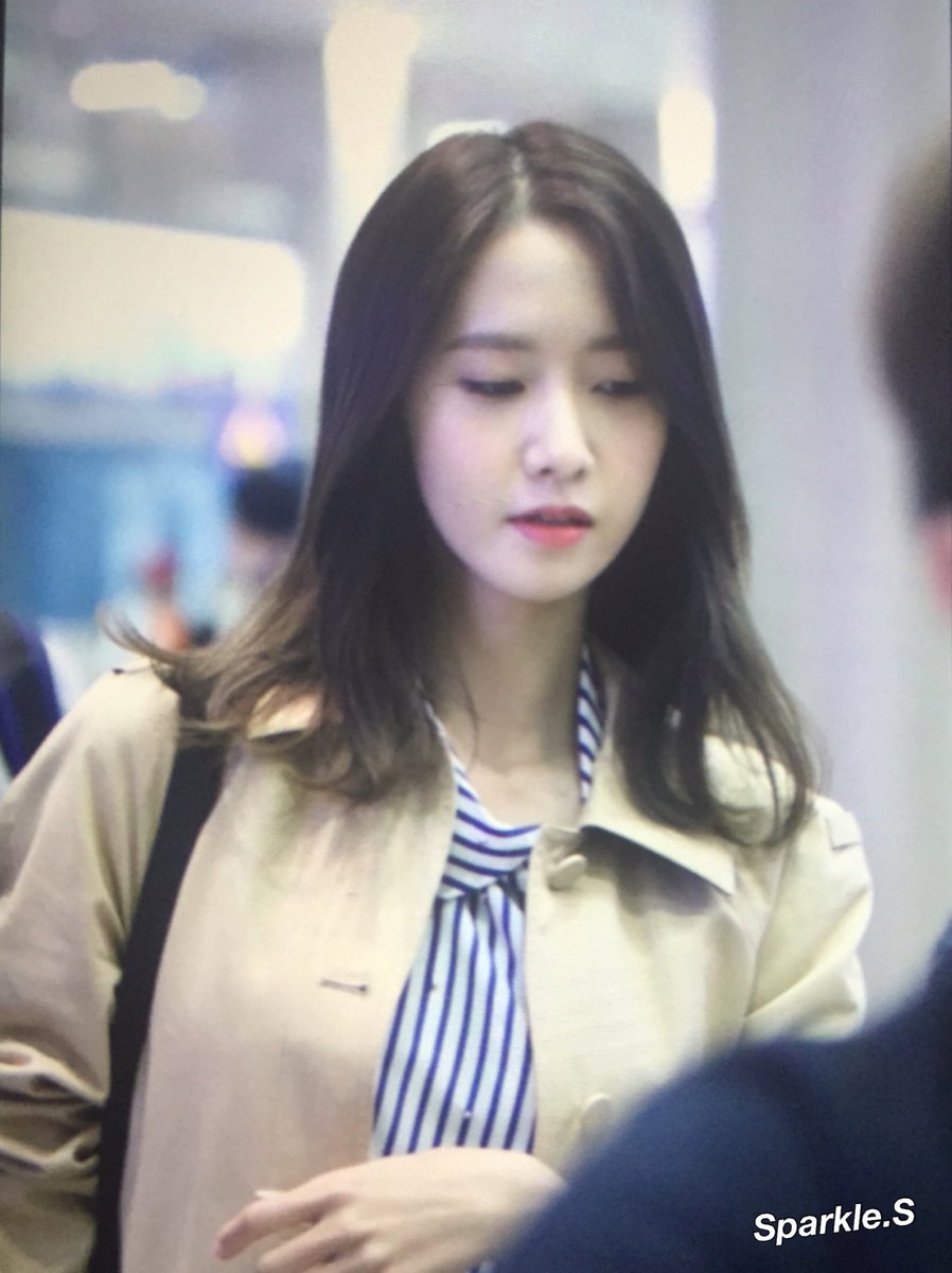 [PIC][20-04-2016]YoonA trở về Hàn Quốc + Đáp chuyến bay sang Nhật Bản dự sự kiện "Louis Vuitton Exhibition" vào chiều nay CgeWkzAW4AASYdC