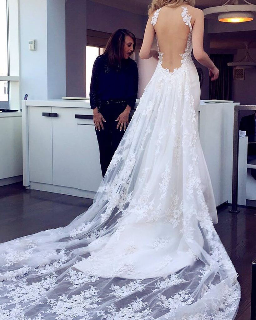 EternalBridal's tweet photo. AMAZING train by @inesdisanto 😱😱😆😆#lacetrain #laceback #weddingdress #weddinggown #keyhole #inesdisanto #eternalbri… https://t.co/6AtfkJ4XwX