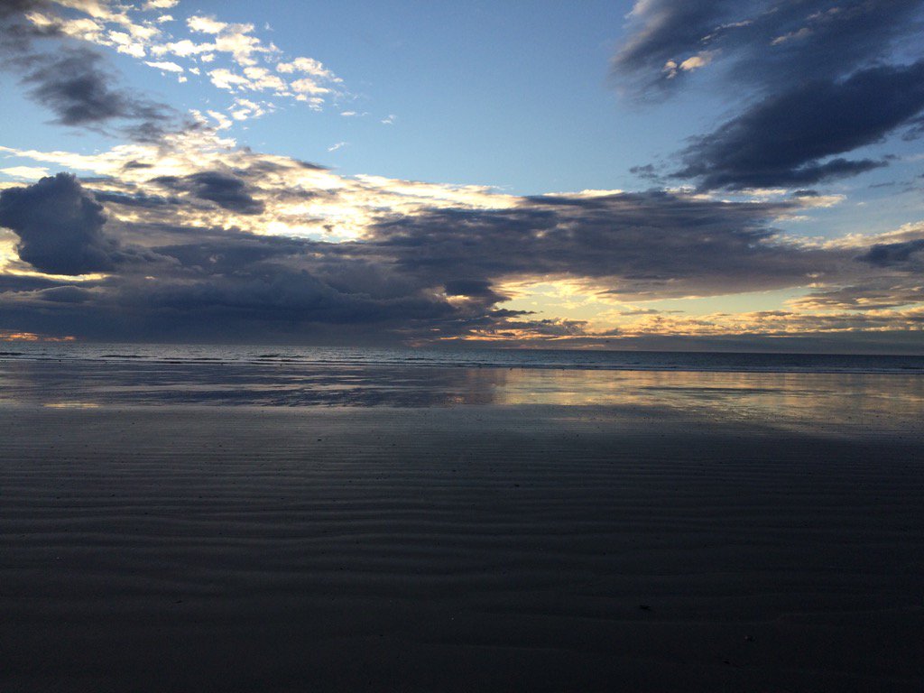 Buen día! así sale el sol en Rada Tilly! Fotografía vía Twitter <a href="/alejacuba2001_a/">Alejacuba2001</a>