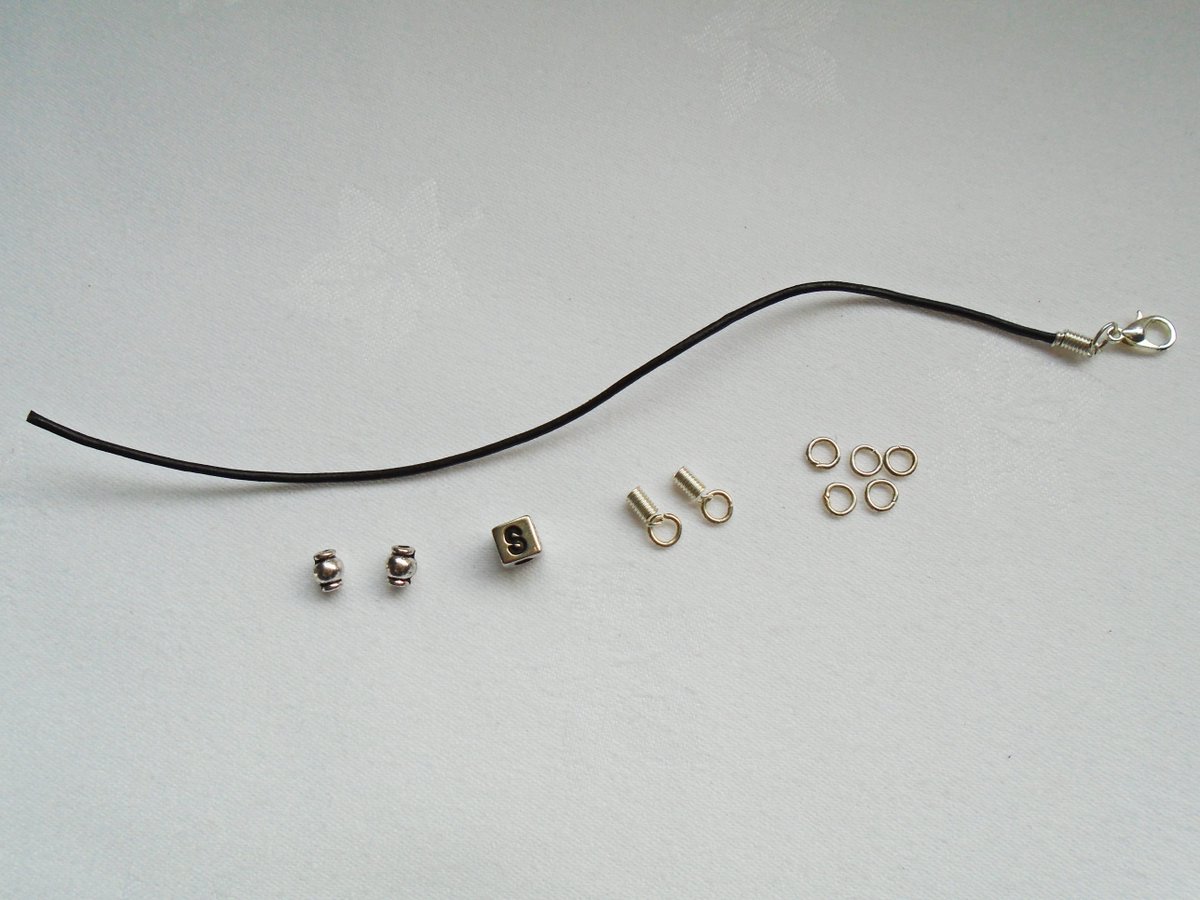 sassylasscreat1's tweet image. Children's initial bracelet kit, easy step by step instructions  for the budding jewellery maker #braceletmakingkit