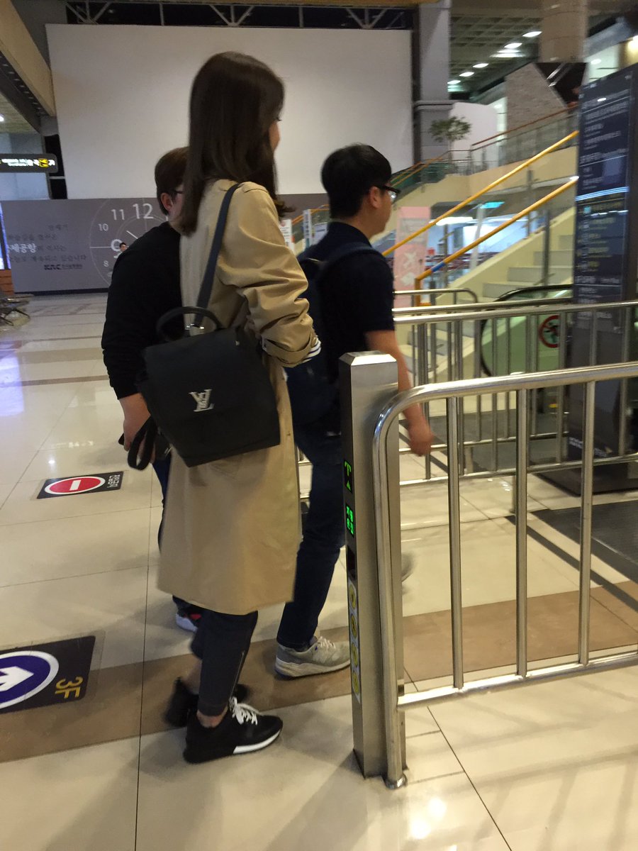 [PIC][20-04-2016]YoonA trở về Hàn Quốc + Đáp chuyến bay sang Nhật Bản dự sự kiện "Louis Vuitton Exhibition" vào chiều nay CgegRFuUsAA5lB8