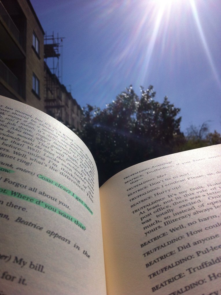 HarryHyperz's tweet photo. Breaks in the sun are blissful ! #ServantOfTwoMasters https://t.co/z2WjRLajZQ