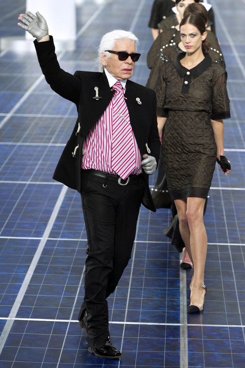 BritishVogue's tweet image. Karl retiring? Chanel has its say: vogue.uk/8MxNYz