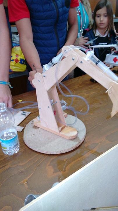 ¡Seguimos! En breve, anunciamos premios en la Plaza Alta. No os perdáis los experimentos de hoy, merecen la pena 👏🤓