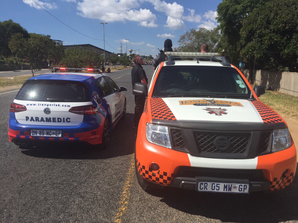 Keeping all people safe @ protest.  <a href="/MarykeVermaak/">Maryke Vermaak</a> doing what she does best. Keeping everyone updated. <a href="/LondolozaPG/">Londoloza Protection</a>