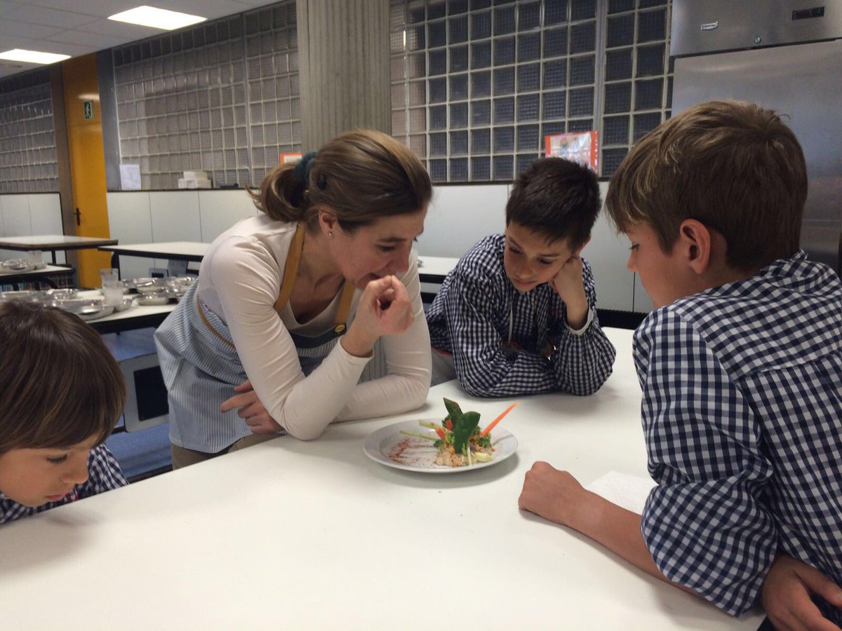 thaubarcelona's tweet photo. Primer taller amb @adaparellada sobre els aliments i la dieta equilibrada pels alumnes de #4tprimària #projecte4t https://t.co/HAQ2ki5hLp