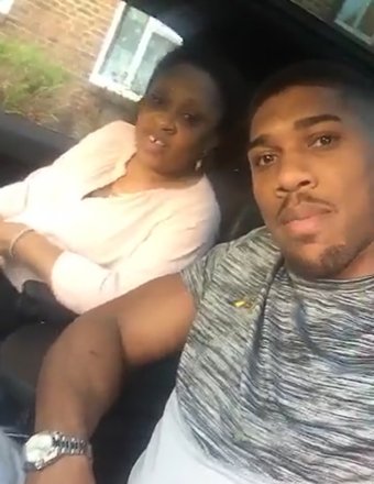complex_uk's tweet photo. Anthony Joshua just surprised his mum with a new Range Rover worth £80,000 https://t.co/fqVEv7XkzH https://t.co/7pRApLfSCH