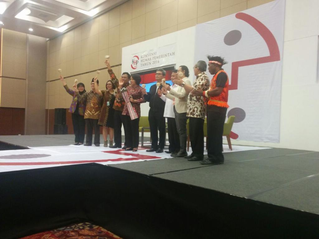 Iprahumas's tweet photo. Hari ini tgl 20 april 2016: Humas pemerintah bersatu menuju Indonesia yg mandiri,berdaulat,dan berkepribadian #goGPR https://t.co/pDVUsoxpMF