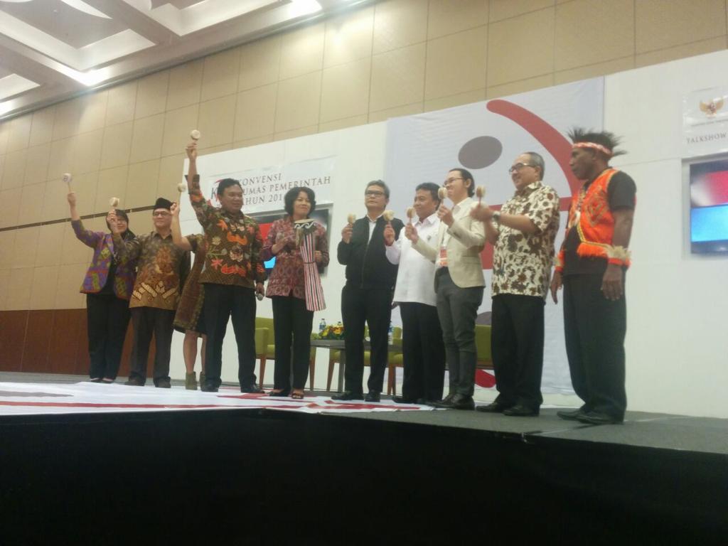 Iprahumas's tweet photo. Hari ini tgl 20 april 2016: Humas pemerintah bersatu menuju Indonesia yg mandiri,berdaulat,dan berkepribadian #goGPR https://t.co/pDVUsoxpMF