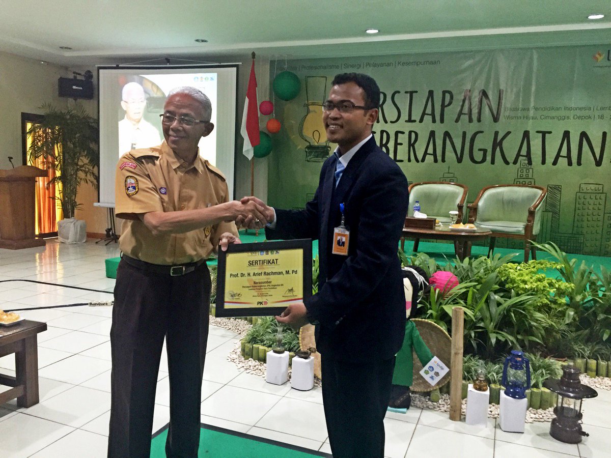 Irkairfa's tweet photo. Prof Arief Rahman mengisi sesi Kajian Lintas Budaya Sesi 5 #PK64 #Kiranakhatulistiwa #livetweet @LPDP_RI https://t.co/Cie5quyqso