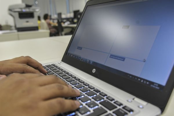 sbtnews's tweet photo. Governo vai exigir que operadoras vendam internet ilimitada; entenda a polêmica https://t.co/hYIb3XejV5 https://t.co/SdxiL5Jwx8