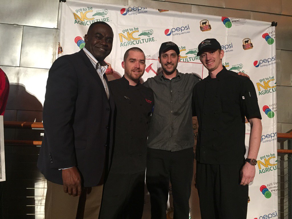 KenSmithWRAL's tweet image. .@KenSmithWRAL with the winning chefs from Another Broken Egg Cafe in Durham #wral #CompDiningNC #GotToBeNc