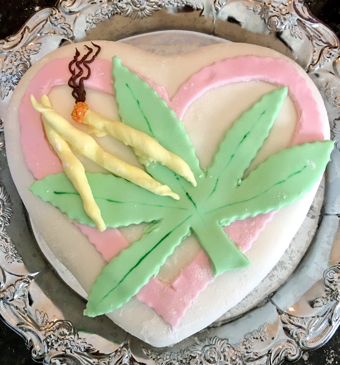 JeIIy's tweet image. Sanna celebrating 4/20 (I made the cake)