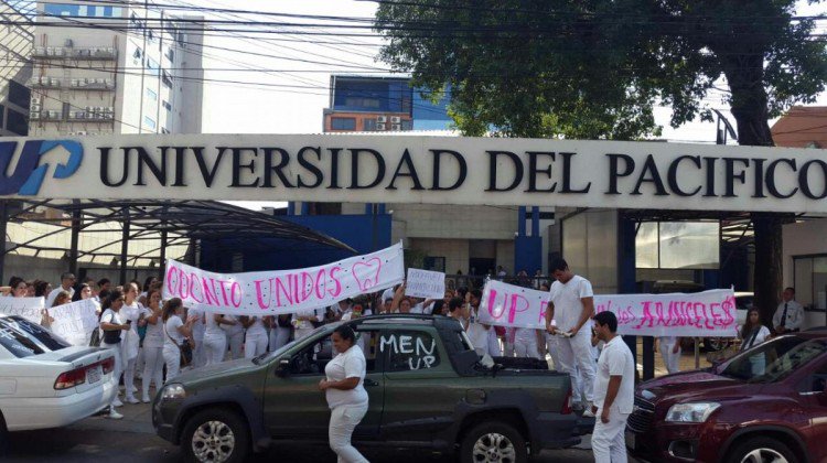FEEparaguay's tweet photo. Estudiantes de la Univ. del Pacífico se movilizaron ante suba de aranceles. Vía @LaNacionPy: https://t.co/s9UjaJsvHm https://t.co/ZrMWBXAS6g