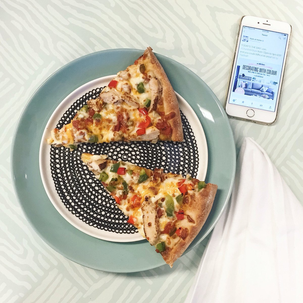 StyleAtHome's tweet photo. It makes sense our @Panago_Pizza is as colourful as today's #ChatWithStyle topic! #FajitaPizza 🍕❤️ #thanksPanago https://t.co/W2mH1eoV7c
