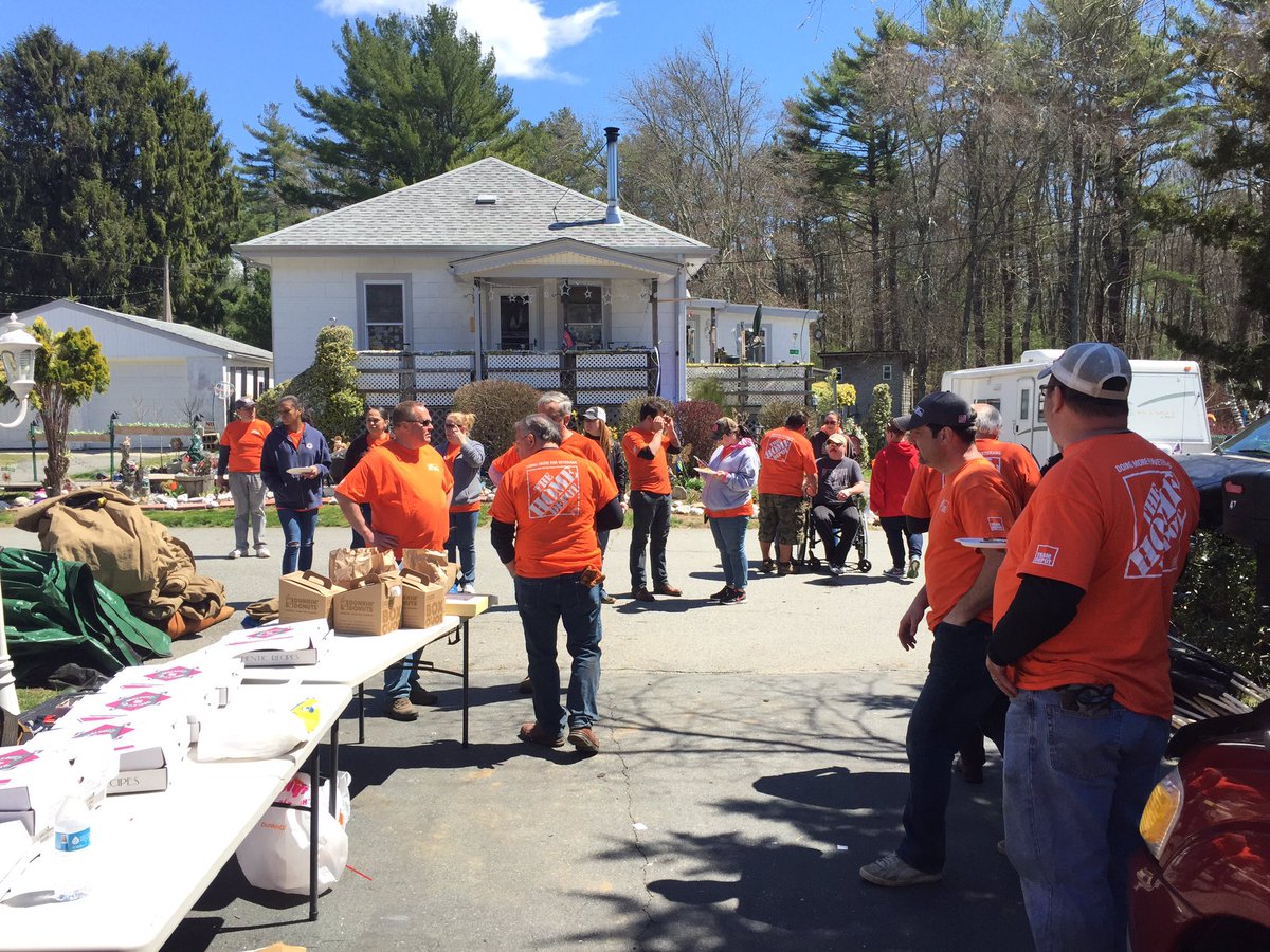 CharlieM3133's tweet photo. Home Depot doing more for Veterans. Thanks to District 189. #springintoservice @PaulDeveno https://t.co/cgPHX8Yj3A