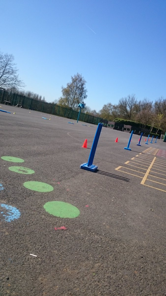 BenLowndesLSC's tweet photo. 4/5 cricket sessions in the sun! Doesn't get any better @little_sports https://t.co/oVAUvihK3H