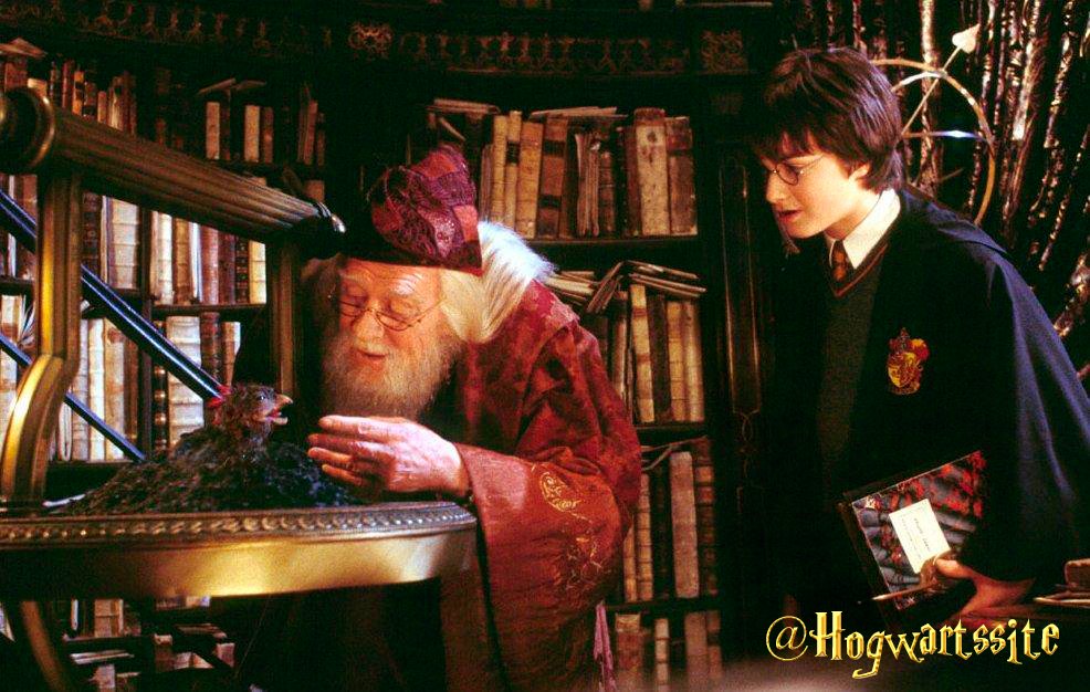 Hogwartssite's tweet image. Si deseas ver la grandeza de un hombre, mira la forma en que trata a sus inferiores, no a sus iguales
― J.K. Rowling