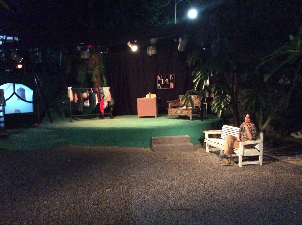 Hallo teman2, ini dia salah satu adegan dari pementasan monolog "Titik Pusar" kemarin!