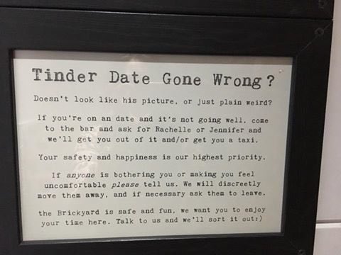 gloriacalzada's tweet photo. Me encontré la nota de un bar inglés que pone este letrero en el baño de mujeres.  Me encantó. ✔️ https://t.co/zzIAnSKOOY