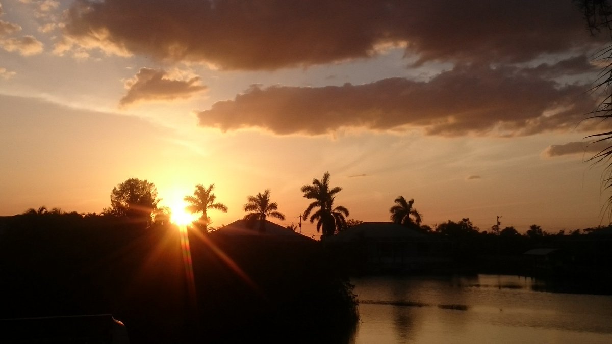 __Nina__84's tweet photo. #capecoral#Florida #sunset https://t.co/Dnx5RWmmSv