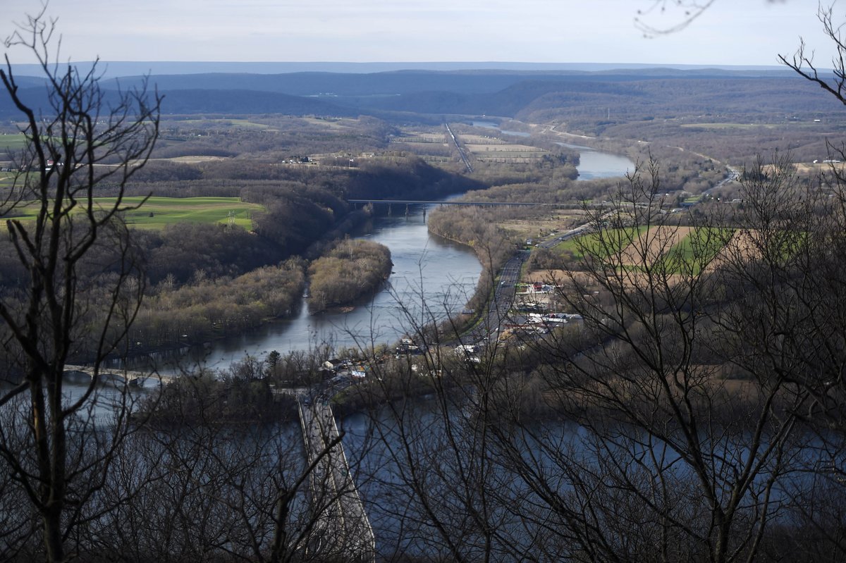 k8penn's tweet photo. Climb Peter's Mountain  - views that are worth the hike https://t.co/qU6rWCZRBY https://t.co/9MbUaVoB4C