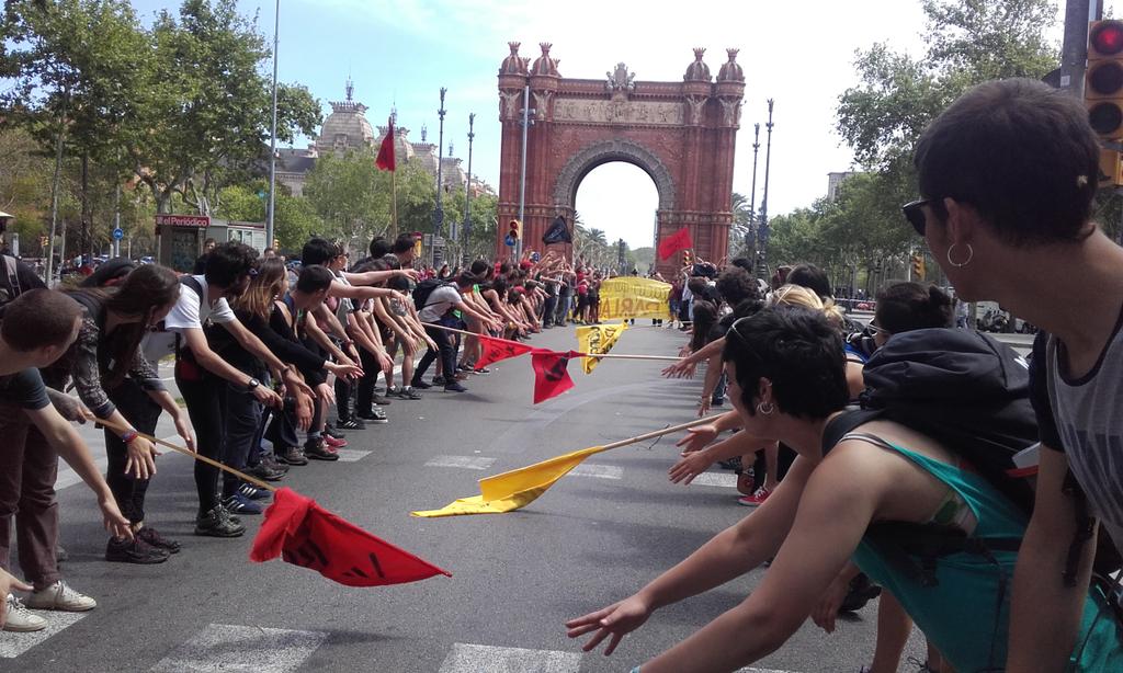 AssLletresUAB's tweet photo. Hem arribat a Arc de Triomf, #SEGUIM! https://t.co/AEZ3GjbnY9