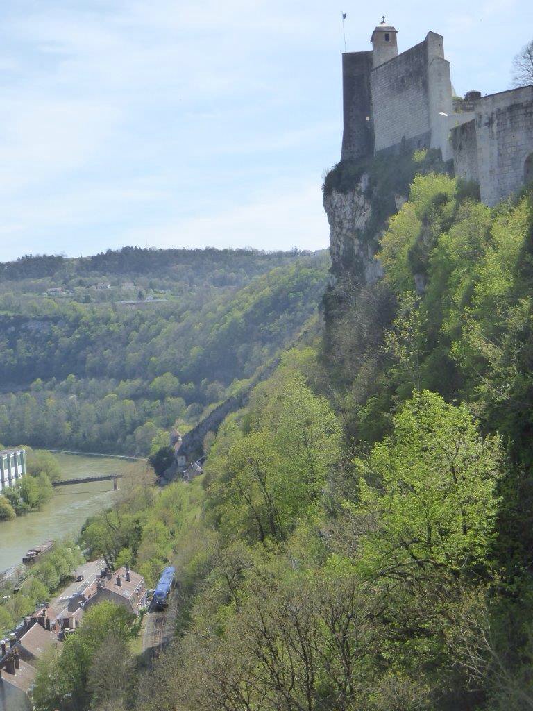 domfranchcomte's tweet photo. Avec TER, partez à la découverte de la Franche-Comté  😃 @FComteComm @ Magnifique_FR @CitadelBesancon https://t.co/c1CsGpMNXn