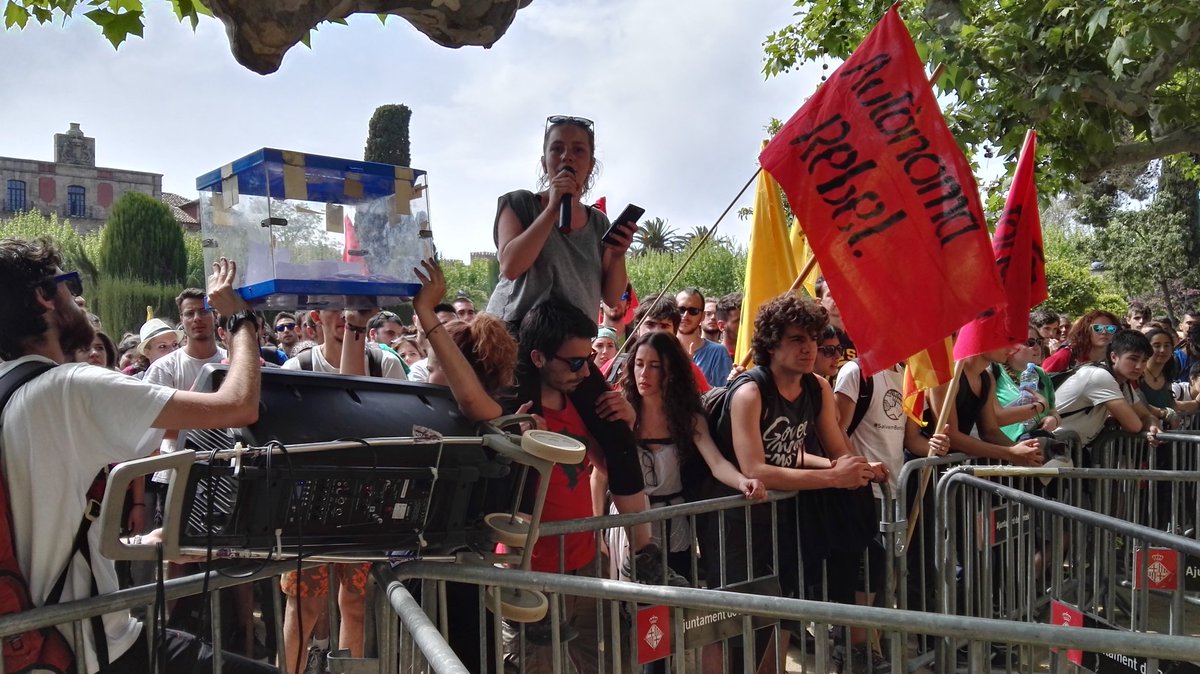 cupnacional's tweet photo. La #PublicaEnMarxa arriba a les portes del #Parlament de Catalunya... "Mai més una universitat sense nosaltres" ✊ https://t.co/HT6N1JdCId