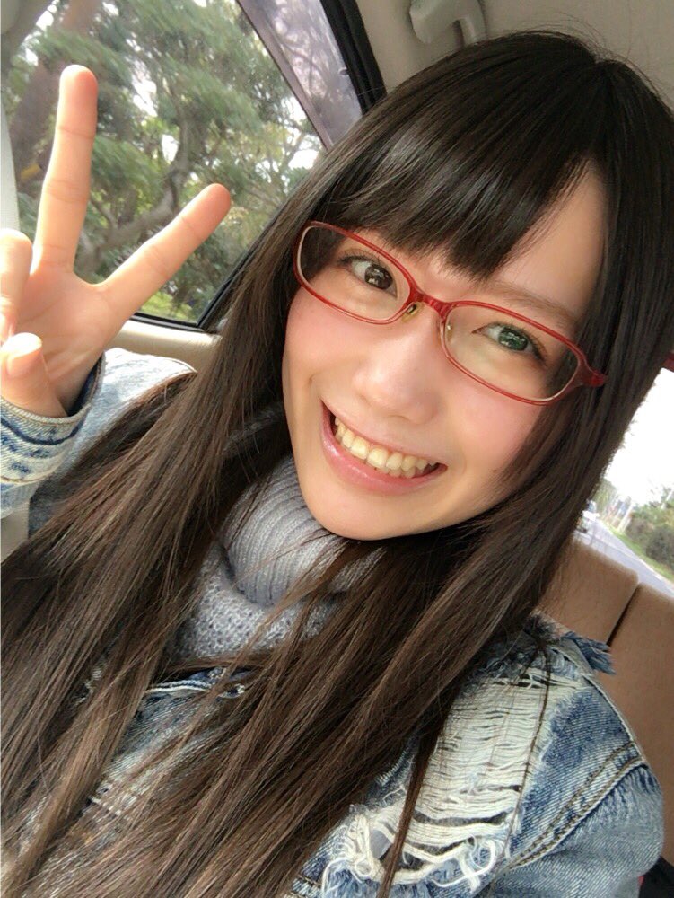 赤の縁眼鏡をしてピースをする加藤里保菜の画像♪