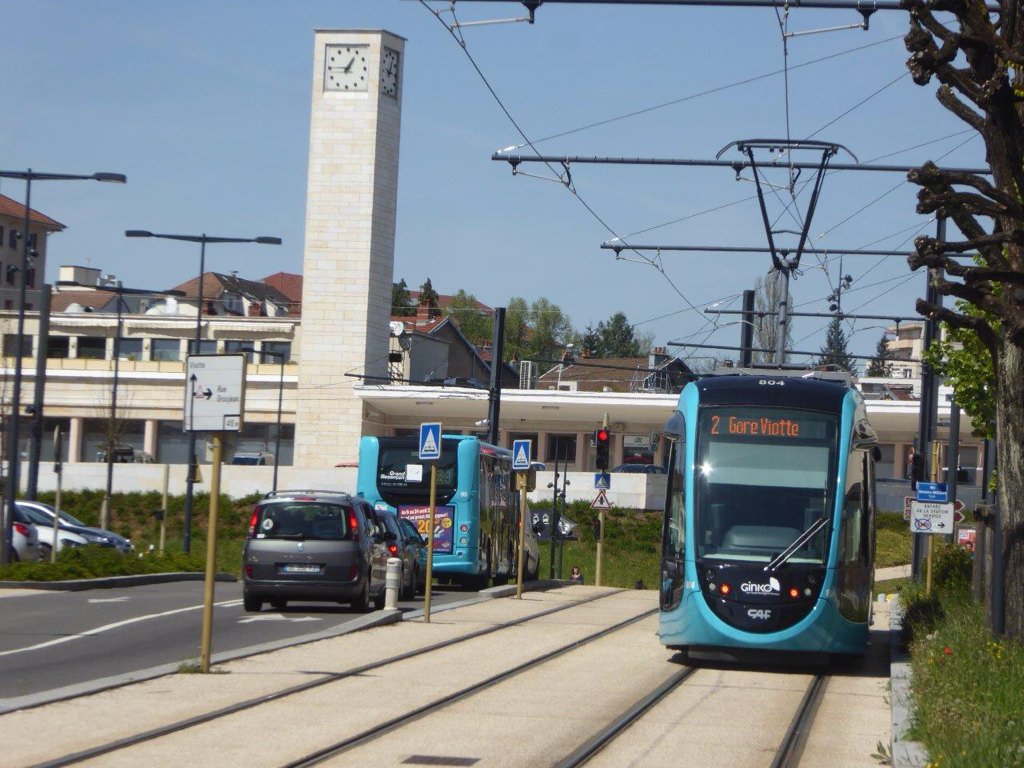domfranchcomte's tweet photo. En gare de Besançon-Viotte, trams et bus sont à votre disposition dès la descente du train...@villedebesancon https://t.co/DCdWsvUks2