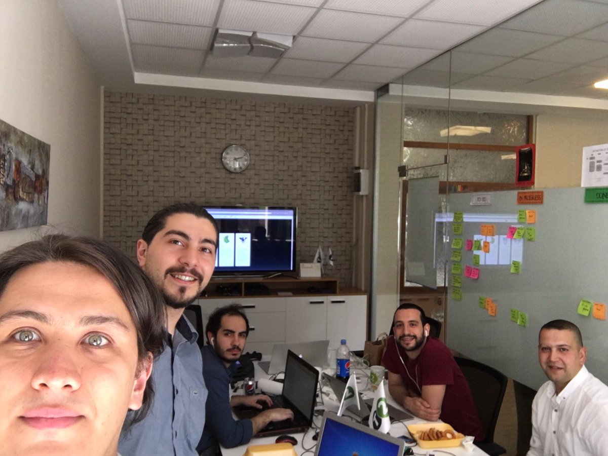 t2keymaker's tweet photo. tebdil-i mekanda ferahlık vardır. bir de soğan halkaları. ayrıca PS4 :) @t2keymaker yeni odasında sprint koşuyor! https://t.co/jONlg0n9YV