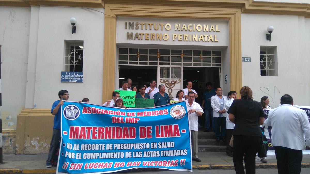 FedMedica's tweet photo. Segundo día de Paro Médico Nacional en el frontis de la Maternidad de Lima. SIEMPRE DE PIE, NUNCA DE RODILLAS!! https://t.co/SVchifcAT2