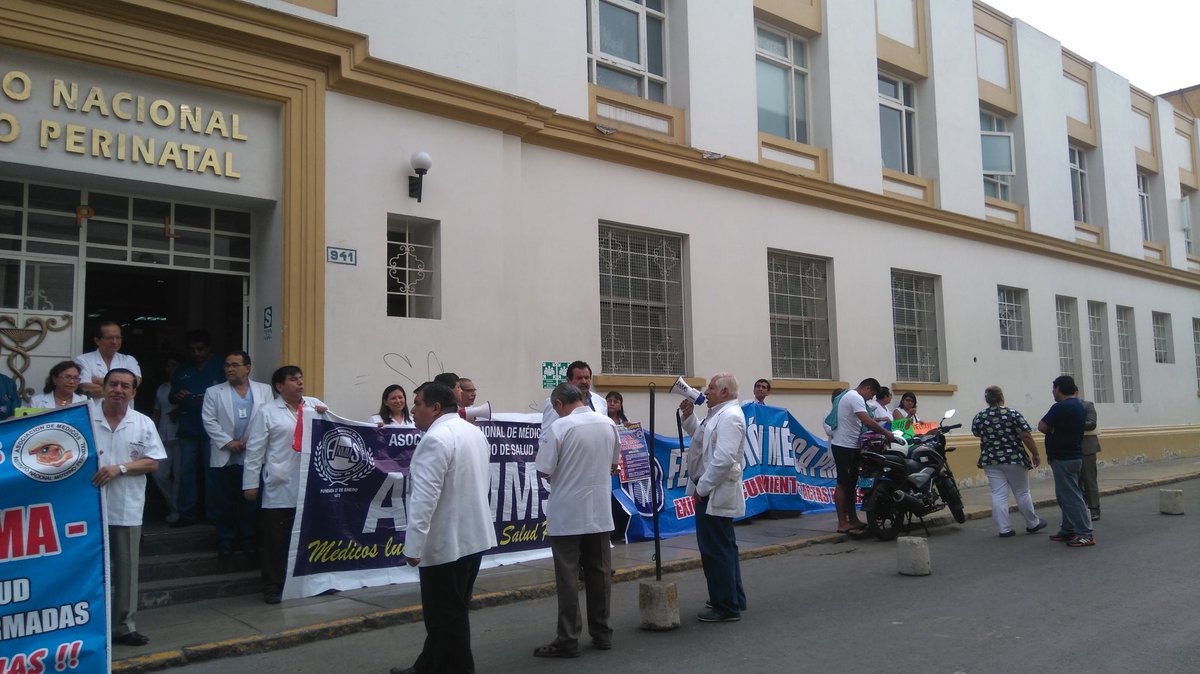 FedMedica's tweet photo. Segundo día de Paro Médico Nacional en el frontis de la Maternidad de Lima. SIEMPRE DE PIE, NUNCA DE RODILLAS!! https://t.co/SVchifcAT2