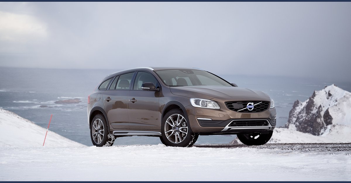VolvoCarCL's tweet photo. Manejando en nieve usa el cambio más alto a bajas revoluciones para evitar derrapar por exceso de fuerza.
#VolvoTips https://t.co/TvhyxQFZ5i