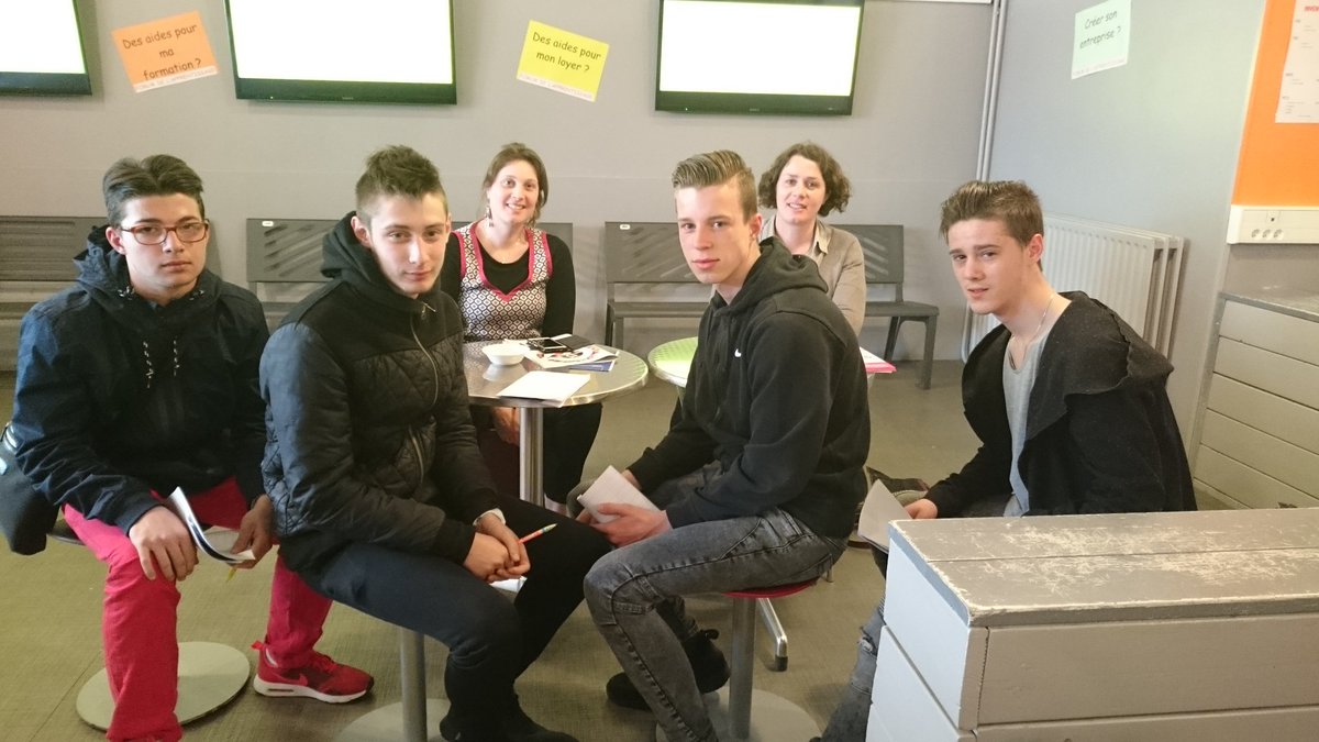sophiedouvry's tweet photo. La @CCIPDN délégation d'#Alençon au forum de l'apprentissage au #3ifa. Des jeunes motivés par la création ☺ https://t.co/9N2MxGi1n7