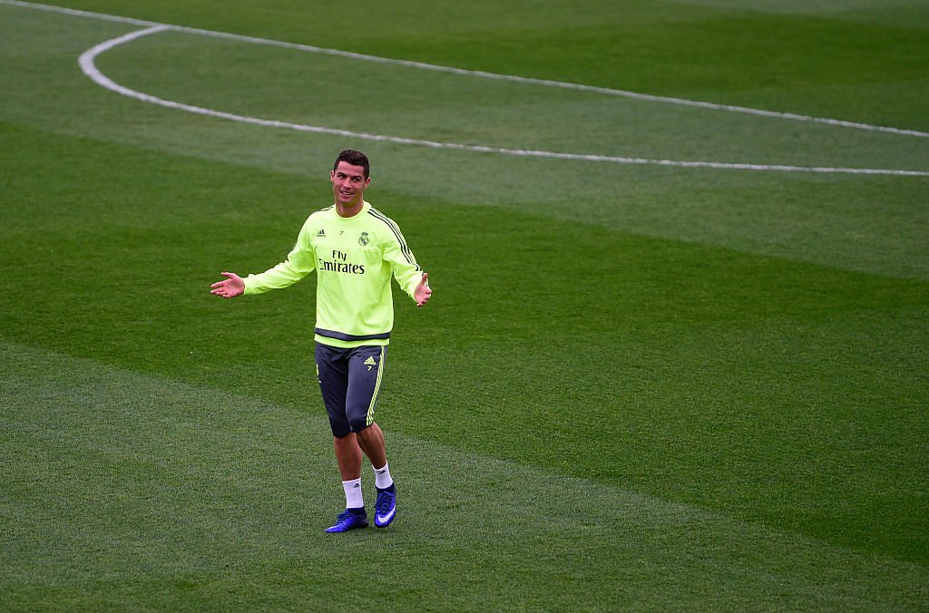 ChampionsLeague's tweet photo. Cristiano Ronaldo has scored in each of his last 4 Liga outings for Real Madrid. Will he make it 5 tonight? #UCL https://t.co/bH0pMTDxWe