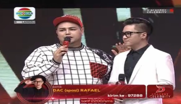 Kak Igun bilang kalau nggakl pakai dasi, lebih cocok kancing atasnya dibuka  ya <a href="/rafaell_16/">Raphael</a>. #DAcademyCeleb